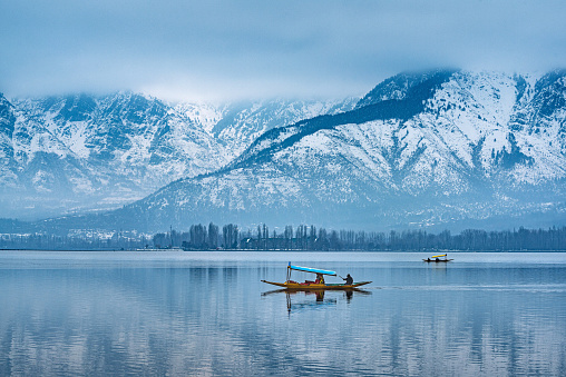 Una hermosa vista del lago Dal en invierno, Srinagar, Cachemira, India. photo