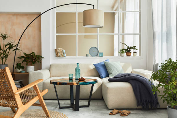 elegante interior de la sala de estar escandinava con sofá modular neutro. plantilla. - brown table coffee table side table fotografías e imágenes de stock