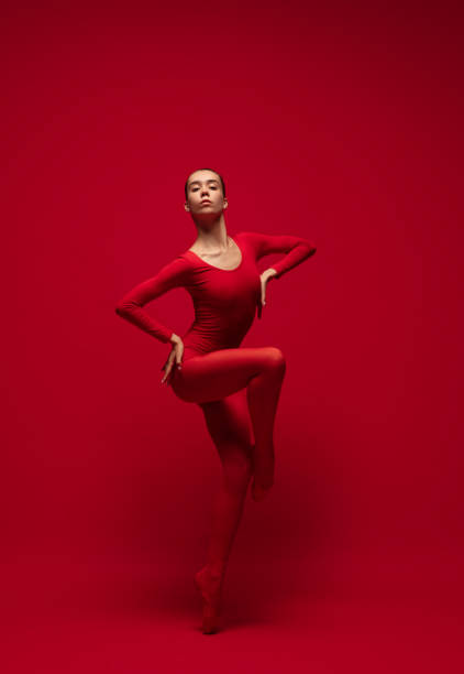 graciosa jovem garota bonita, bailarina posando isolada sobre fundo vermelho. - bird fashion color image women - fotografias e filmes do acervo