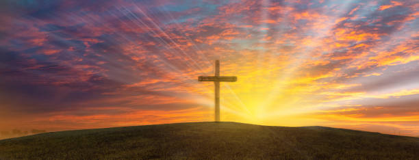 cruz de madera de la crucifixión y resurrección de jesús con fondo bokeh. cristianismo y concepto espiritual. - cruzar fotografías e imágenes de stock