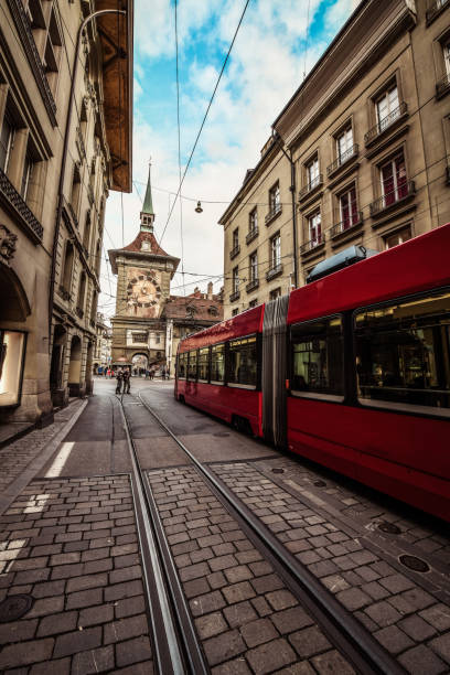 torre e tram zytglogge nel centro di berna, svizzera - medieval autumn cathedral vertical foto e immagini stock