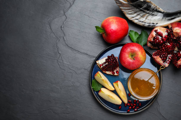 검은 테이블에 꿀, 석류, 사과와 삽, 평면 텍스트 공간이 누워. 로쉬 하샤나 휴가 - rosh hashanah 뉴스 사진 이미지