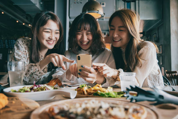 cenar con amigos en el restaurante - coreano oriental fotografías e imágenes de stock