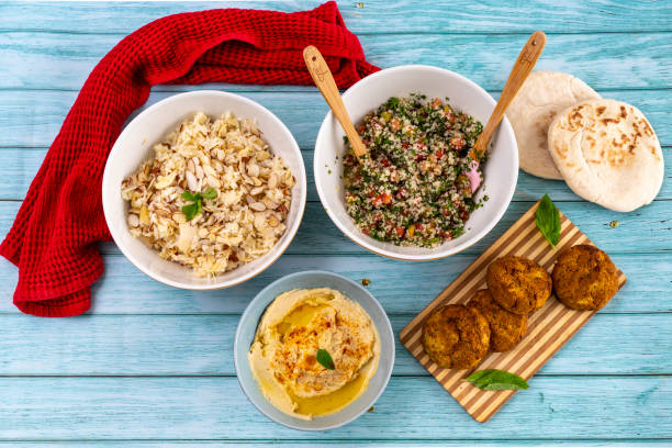 verschiedene libanesische gerichte, traditionelle speisen - tabbouleh vegeterian food middle stock-fotos und bilder