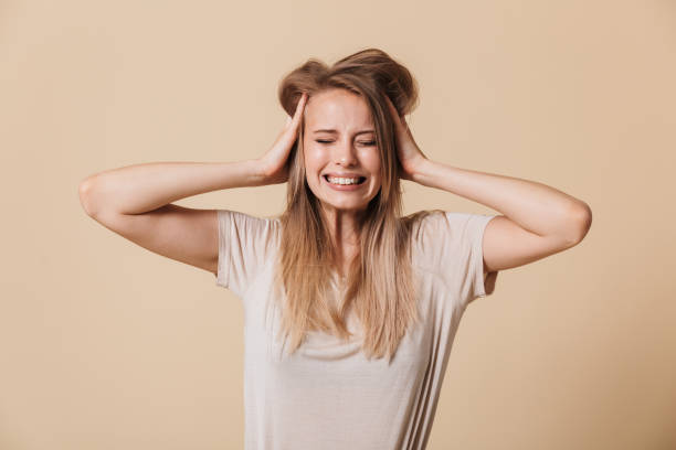 Portrait d’une jeune femme agacée souffrant - Photo