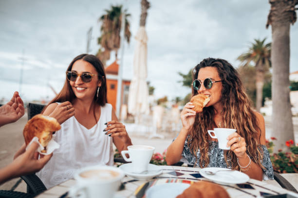 friends doing breakfast at the cafe