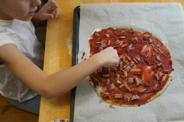 a garota cozinhando pizza saudável sem glúten com carne. - bread food baked 7 grain bread - fotografias e filmes do acervo