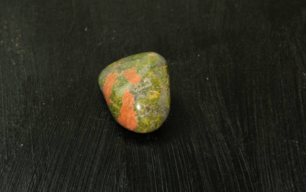 ウナカイト小石は、南アフリカ共和国rsaの緑のエピドーテ天然鉱物石です。鉱物学、地質学、石の魔法、半貴石と鉱物のサンプル。クローズアップマクロ写真。 - lazurite ストックフォトと画像