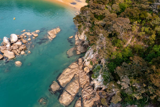 split apple rocks w parku narodowym abel tasman, kaiteriteri, nowa zelandia - abel tasman national park zdjęcia i obrazy z banku zdjęć