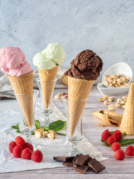 foto de conos de helado sobre fondo blanco - ice cream raspberry ice cream fruit mint fotografías e imágenes de stock