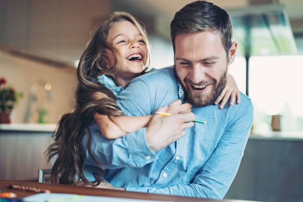 padre e figlia si divertono a casa - fathers day foto e immagini stock