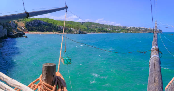 vista do trebuchet em apulia: zaina e san nicola beaches largura na cidade distante de peschici em gargano promontory, itália. - trebuchet - fotografias e filmes do acervo