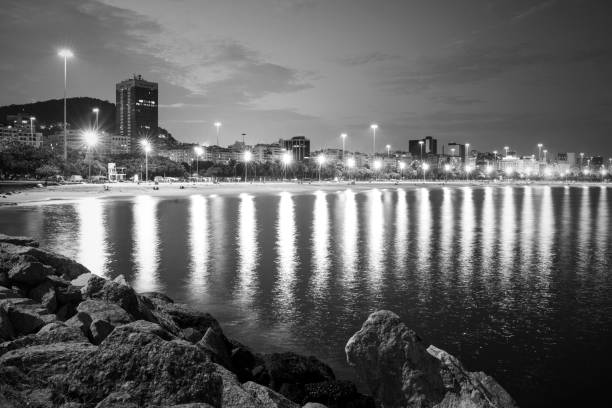 городской пейзаж залива фламенго ночью, рио-де- - flamengo стоковые фото и изображения