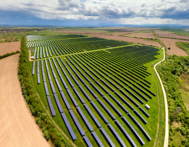 청정 생태 전기 에너지를 생산하기위한 태양 광 발전 패널의 많은 행과 큰 지속 가능한 전력 발전소의 공중 보기. 제로 배출 개념재생 전기. - land development aerial view planning 뉴스 사진 이미지