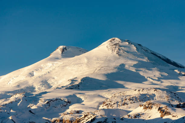 monte elbrus in inverno - sleeping volcano foto e immagini stock