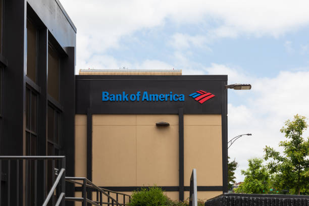 Side Entrance to Bank of America branch, sign & logo Spartanburg, SC, USA-13 June 2021: A close view of side entrance to a Bank of America branch building, with sign and logo. Horizontal image. bank-of-america stock pictures, royalty-free photos & images