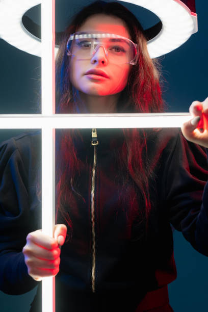 неоновый портрет киберпанк девушка с белым водить ореол - hologram led futuristic women стоковые фото и изображения