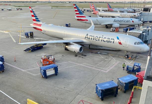 mañana en la terminal de american airlines - bowing fotografías e imágenes de stock