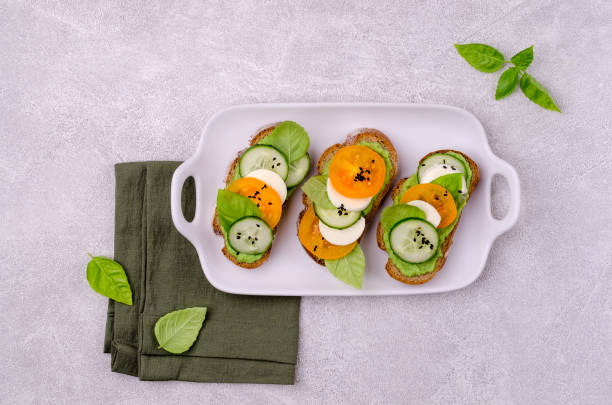 sandwiches mit gemüse, käse und grüner sauce - mozzarella tomato sandwich picnic stock-fotos und bilder