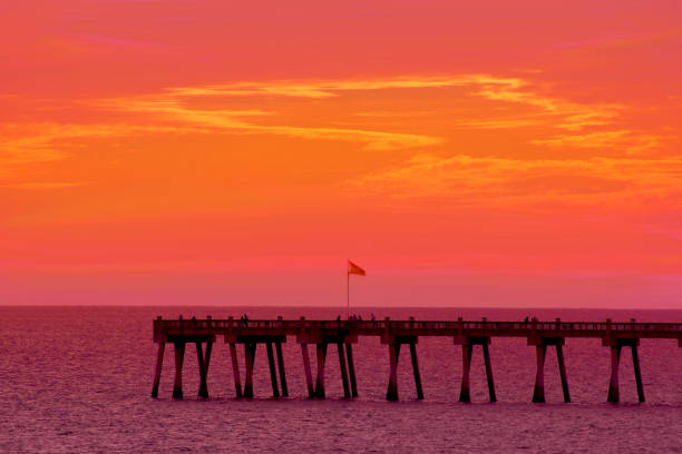 летний закат у пирса - coral water sunset usa стоковые фото и изображения