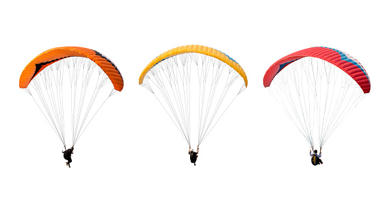 colección Paracaídas de colores brillantes aislados sobre fondo blanco, El deportista volando en un parapente. photo