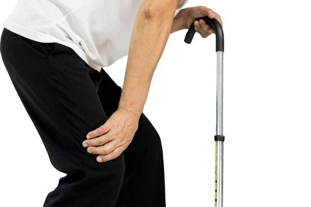 Asian middle aged man holding her pain knee with hand,male suffering from Osteoarthritis or Gout,Gouty arthritis,physical injury,rheumatic disease,painful in the knee joint or leg bone while walking hombre asiático de mediana edad sosteniendo su rodilla dolorida con la mano, hombre que sufre de osteoartritis o gota, artritis gotosa, lesión física, enfermedad reumática, dolorosa en la articulación de la rodilla o el hueso de la pierna mientras cam