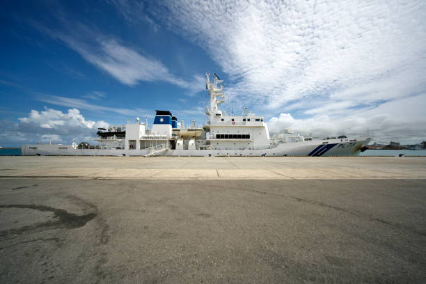 патрульное судно береговой охраны японии большой - кии - швартовка в порту исигаки, окинава, япония - kii стоковые фото и изображения