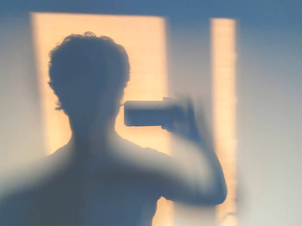 l'ombra dell'uomo alla finestra che si fa un selfie - morning italy shadow sunlight foto e immagini stock