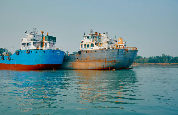 intra-land (indien-bangladesch) flussschiffe auf hatania doania fluss, namkhana - intra coastal stock-fotos und bilder
