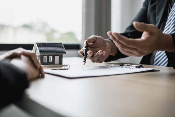 The employee is explaining the rent details and calculating the monthly rent to the tenant before signing the contract. The concept of renting a house. The employee is explaining the rent details and calculating the monthly rent to the tenant before signing the contract. The concept of renting a house. tenant stock pictures, royalty-free photos & images