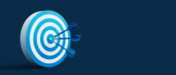 撮影対象の中央に青いダーツの矢印。ダークブルーの背景にビジネスターゲティングと勝利のコンセプト - target sport target target shooting bulls eye ストックフォトと画像