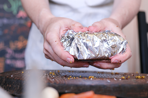 Preparing spiced pork for baking in foil