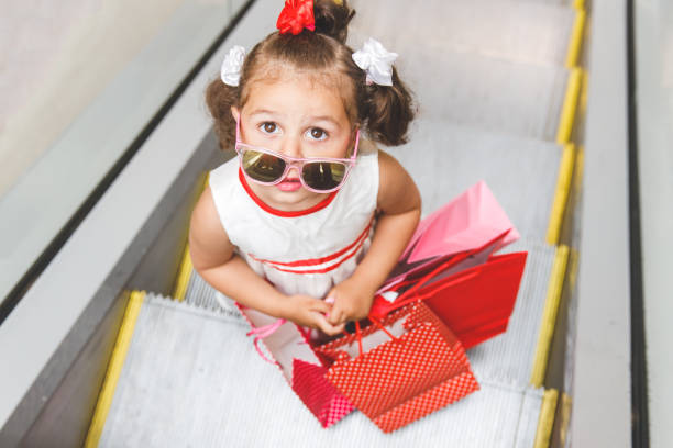 購入とショッピングモールのエスカレーター上の小さな女の子 - escalator child shopping mall little girls ストックフォトと画像