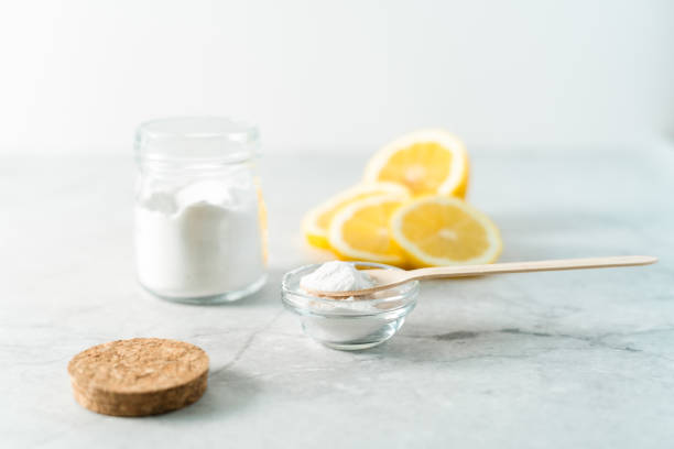 limpadores naturais ecológicos, jarra com bicarbonato de sódio, limão e colher de madeira no fundo da mesa de mármore. ingredientes orgânicos para limpeza caseira. conceito de desperdício zero - ground soda baking soda white - fotografias e filmes do acervo