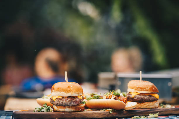 la cena viene servita. - hamburger burger cheeseburger food foto e immagini stock