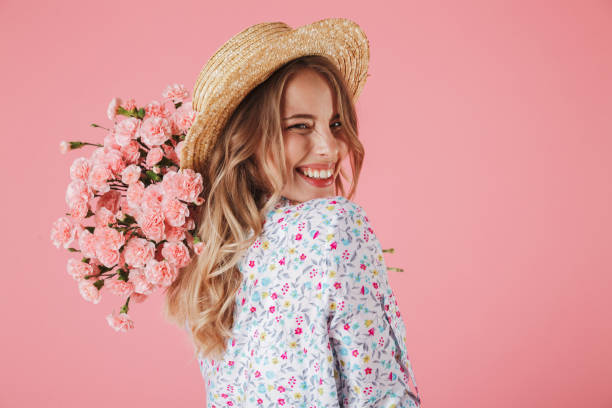 Portrait en gros plan d’une charmante femme en robe d’été - Photo