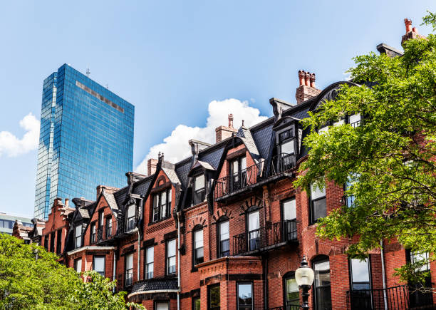 ボストンバックベイ周辺の古いブラウンストーンの建物の列 - boston back bay residential district house ストックフォト�と画像