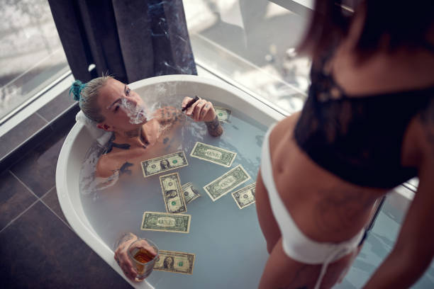 una joven sexy pareja de lesbianas tatuadas disfrutando del hedonismo mientras se bañan caliente juntos. baño, relación, amor, juntos - sexual activity couple sensuality heat fotografías e imágenes de stock