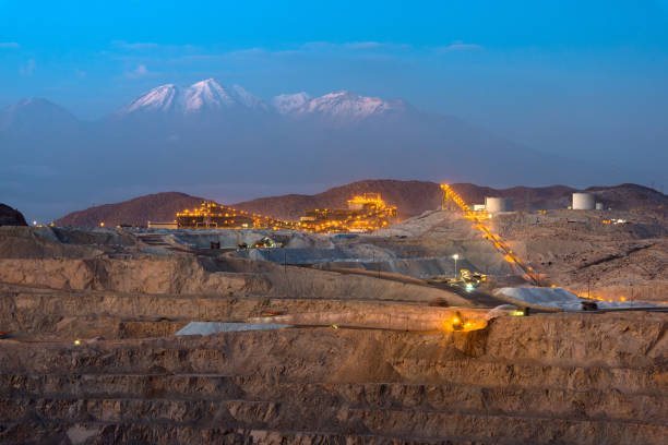 open-pit copper mine - mining imagens e fotografias de stock