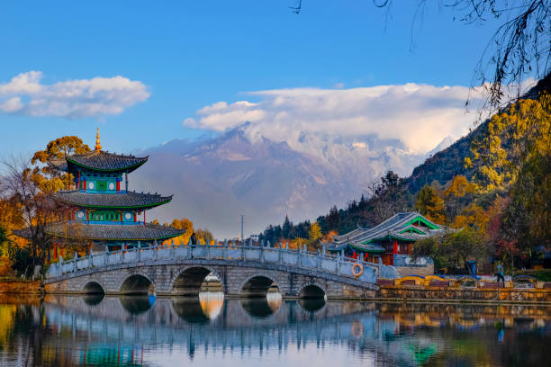 black dragon pond garden view lijiang city, china - província de yunnan imagens e fotografias de stock