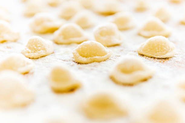 frische hausgemachte orecchiette - typische apulische küche (süditalien) - orecchiette stock-fotos und bilder