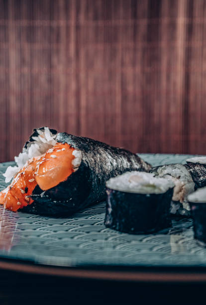 лосось темаки и авокадо маки - temaki food sushi salmon стоковые фото и изображения