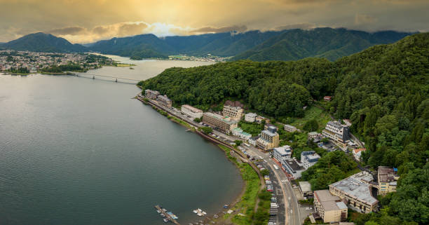 vue aérienne du lac kawaguchi au coucher du soleil le soir, japon - lake kawaguchi photos et images de collection