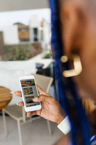 istock Choosing food through the app 1324055686
