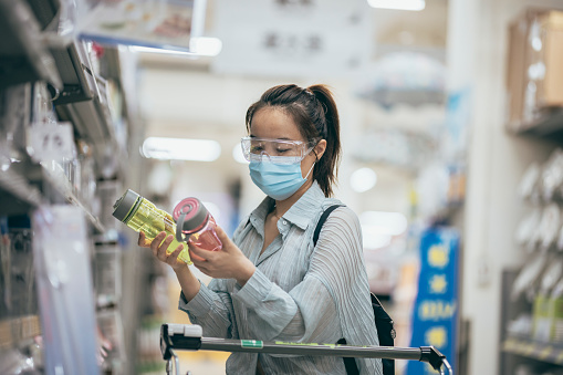 Asian women wear masks to shopping malls to buy daily necessities