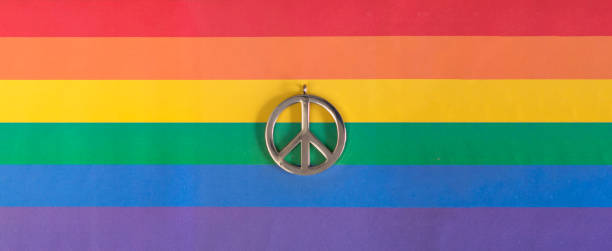 symbol pokoju na tęczowej fladze lgbtqia - symbols of peace flag gay pride flag banner zdjęcia i obrazy z banku zdjęć