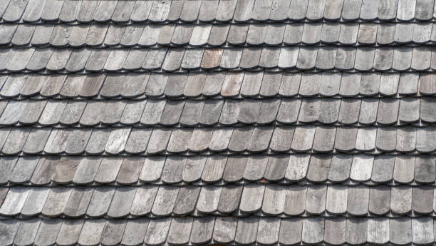 camada de telha tropical no telhado, casa padrão natural ou chalé. fundo de textura. material natural. - roof tile nature stack pattern - fotografias e filmes do acervo