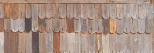 тропический слой гальки на крыше, естественном узоре дома или коттеджа. текстурный фон. природный материал. - roof tile nature stack pattern стоковые фото и изображения