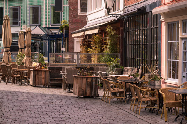 calle de la mañana sin gente con mesas en un café en vlissingen, holanda - prague old door house fotografías e imágenes de stock
