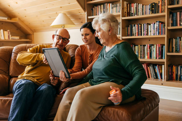 the best smart home devices to help seniors age in place - 96 well imagens e fotografias de stock